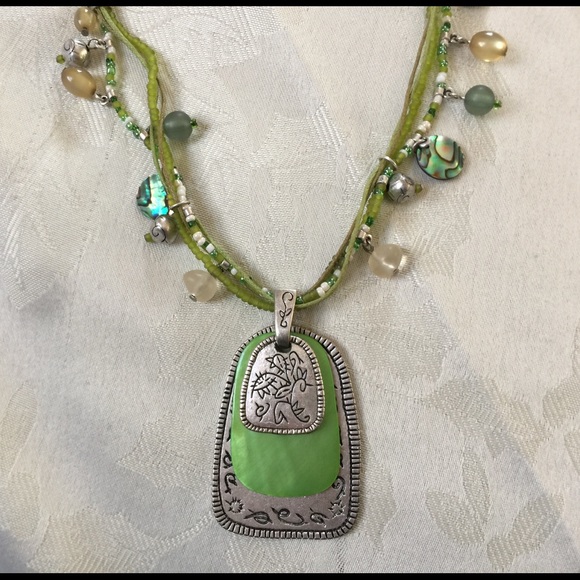 COLDWATER CREEK Signed Green Shell & Abalone Necklace - Picture 3 of 9
